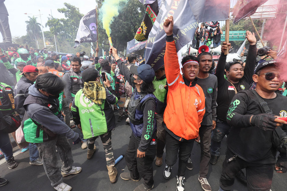 Massa yang tergabung dalam Koalisi Ojol Nasional (KON)melakukan aksi damai dikawasan Jl Medan Merdeka. Mereka menyampaikan sejumlah tuntutan di antaranya meminta pemerintah untuk melegalkan ojek daring dan menuntut revisi serta penambahan Pasal Permenkominfo No 1 Tahun 2012 tentang layanan tarif pos komersial untuk mitra ojek daring dan kurir di Indonesia lebih rinci. Kamis 29 Agustus 2024. 