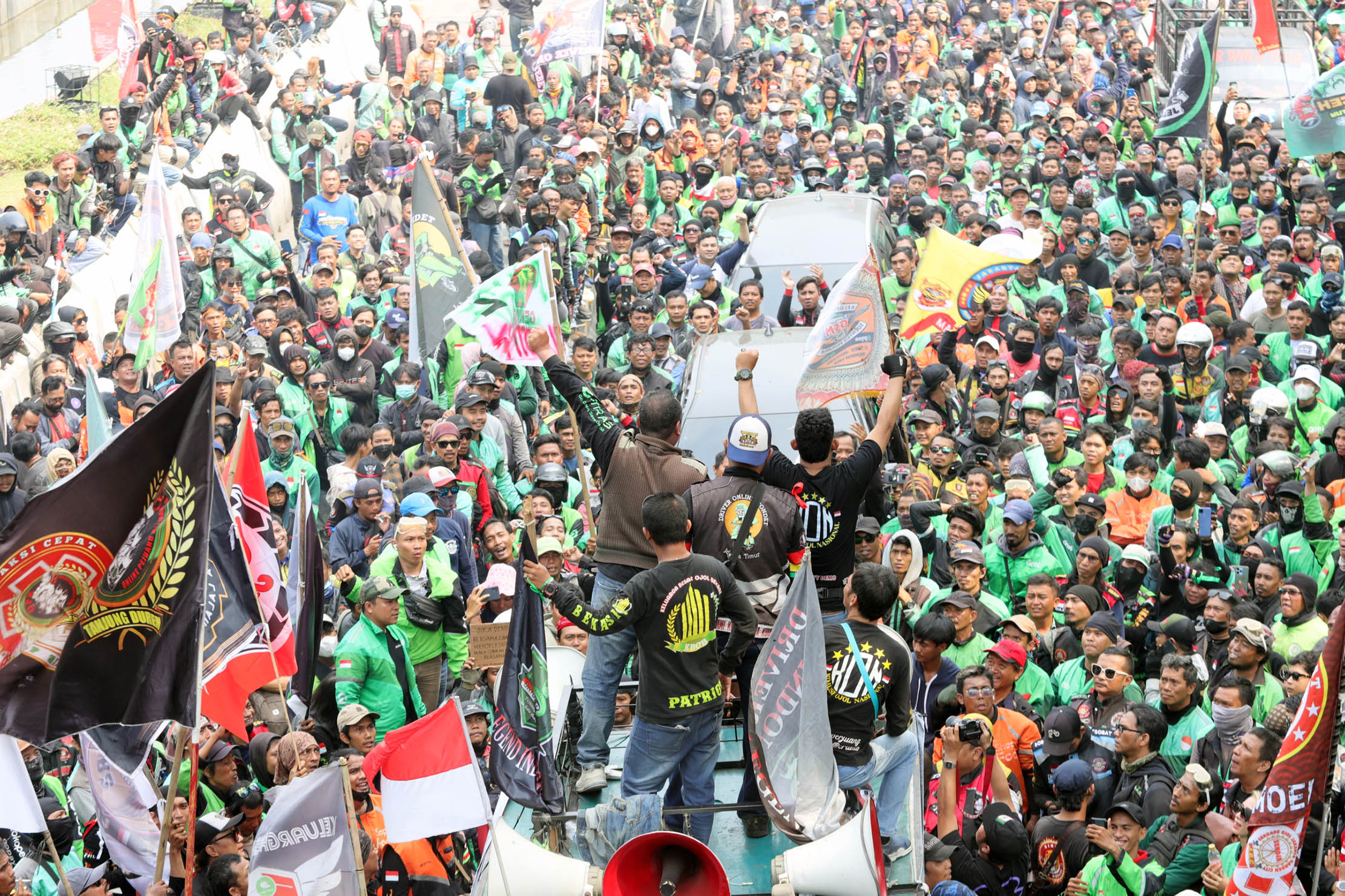 Massa yang tergabung dalam Koalisi Ojol Nasional (KON)melakukan aksi damai dikawasan Jl Medan Merdeka. Mereka menyampaikan sejumlah tuntutan di antaranya meminta pemerintah untuk melegalkan ojek daring dan menuntut revisi serta penambahan Pasal Permenkominfo No 1 Tahun 2012 tentang layanan tarif pos komersial untuk mitra ojek daring dan kurir di Indonesia lebih rinci. Kamis 29 Agustus 2024. Foto : Panji Asmoro/TrenAsia