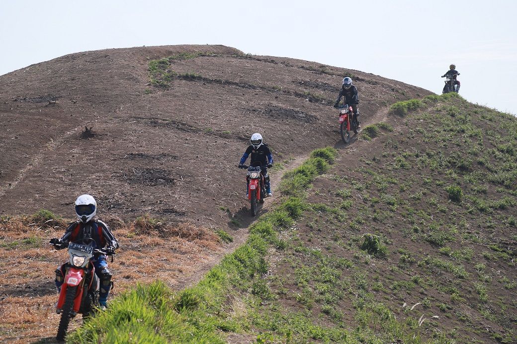 Menguasai Terabasan: Tips Aman Berkendara Off-Road dengan Motor Trail