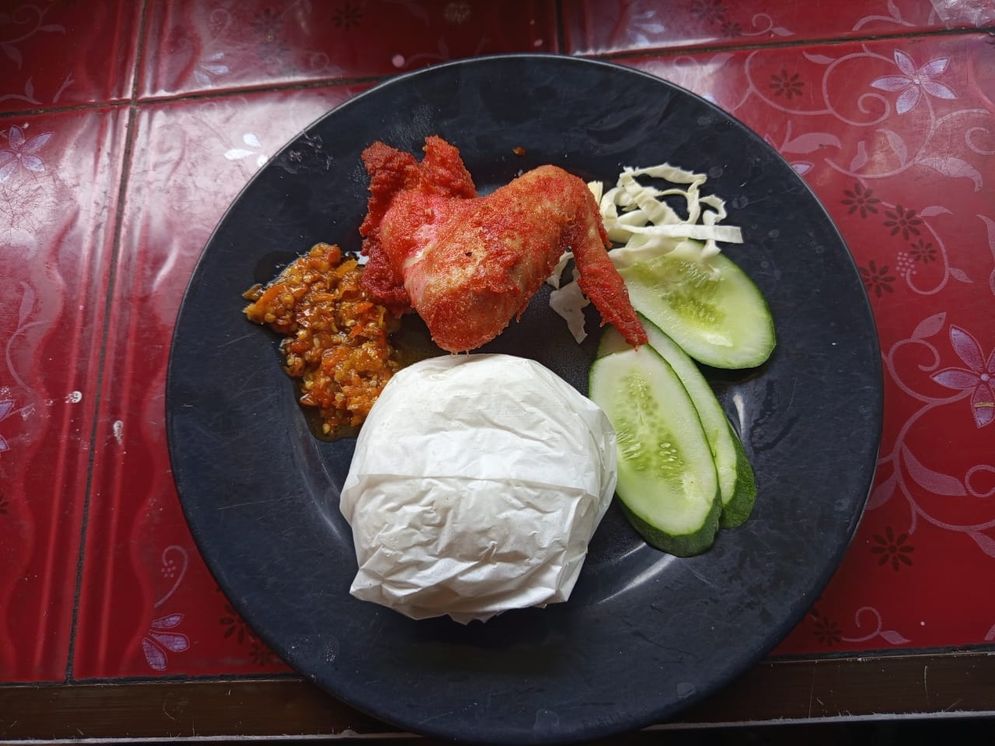 Ayam Geprek Merah Huru Hara jadi Favorit di Jalan Abusamah Palembang