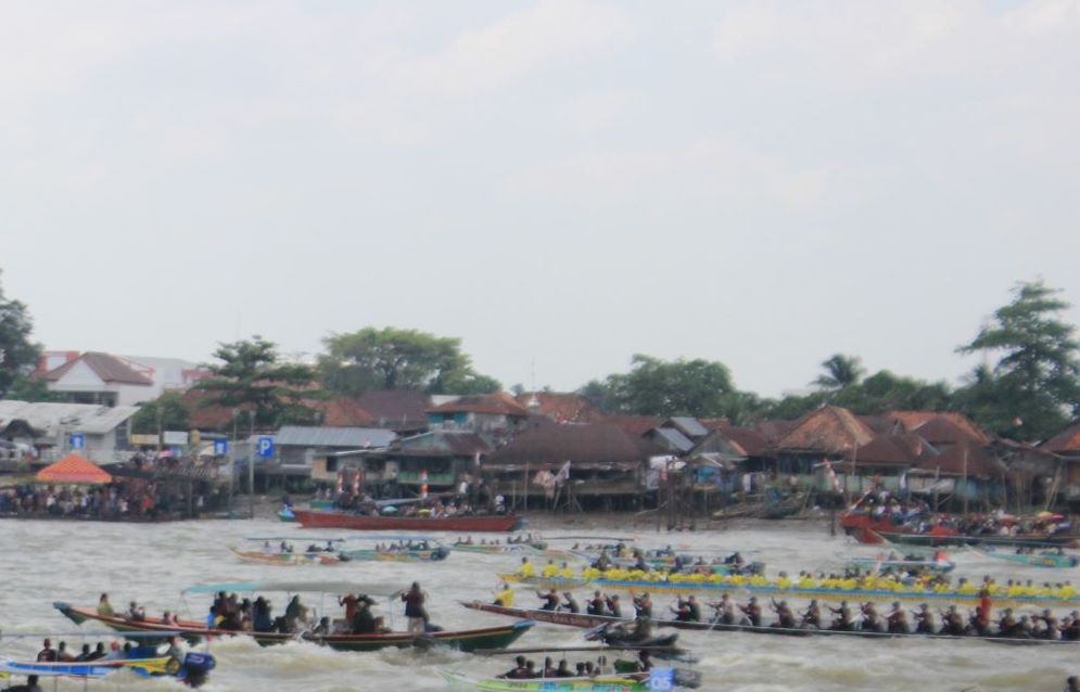 Ribuan Penonton Padati Tepi Sungai Musi, Saksikan Lomba Perahu Bidar dan Perahu Hias