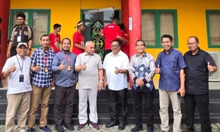 Isran bersama Dr Agung Sakti dan pimpinan Universitas Mulia lainnya.