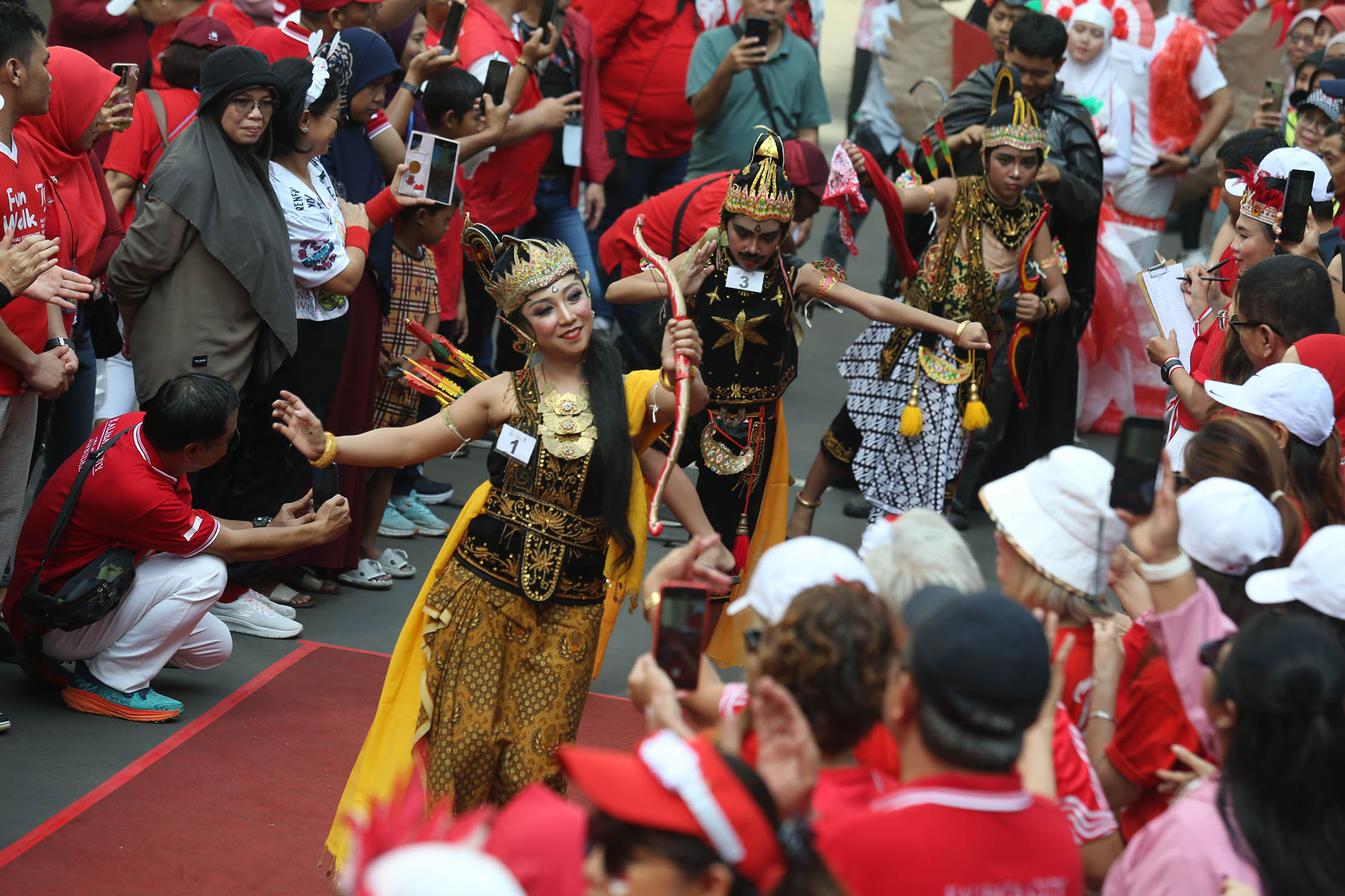 Nampak antusias para peserta fashion show dalam acara puncak peringatan HUT RI yang digelar Inner City Management bertempat di Kalibata City Jakarta, Sabtu 31 Agustus 2024. Foto : Panji Asmoro/TrenAsia