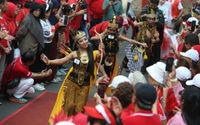 Nampak antusias para peserta fashion show dalam acara puncak peringatan HUT RI yang digelar Inner City Management bertempat di Kalibata City Jakarta, Sabtu 31 Agustus 2024. Foto : Panji Asmoro/TrenAsia