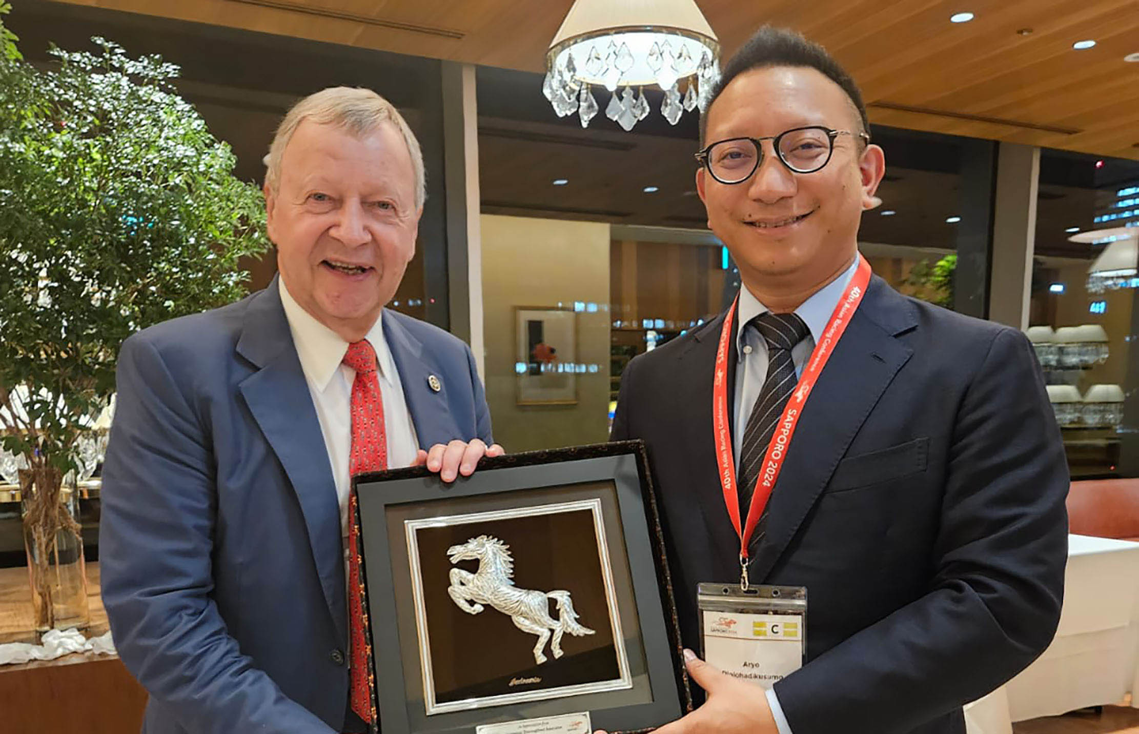 Chairman Asian Racing Federation Winfried Engelbrecht Bresges bersama Chief Delegate Indonesia Aryo Djojohadikusumo melakukan pertemuan di sela konferensi Asian Racing Conference ke-40 di Sapporo, Jepang. Asian Racing Conference (ARC) merupakan salah satu event internasional utama Federasi Pacuan Kuda Asia untuk membahas perkembangan dan tantangan industri yang sudah digelar sejak tahun 1960. Foto : TrenAsia.com