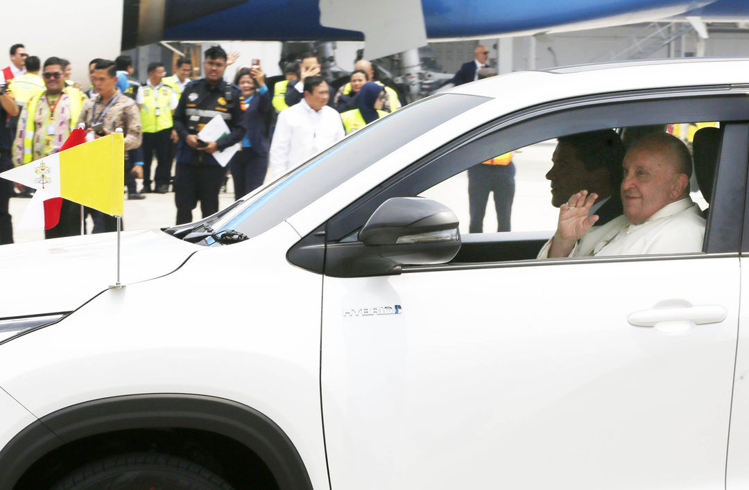 Iring-iringan kendaraan yang membawa Paus Fransiskus meninggalkan Bandara Internasional Soekarno Hatta, Tangerang. Pemimpin Takhta Suci Vatikan tersebut dijadwalkan melakukan kunjungan pada 4-5 September 2024 ke sejumlah tempat di Jakarta, seperti Istana Negara, Gereja Katedral, Masjid Istiqlal, dan Stadion Utama Gelora Bung Karno (SUGBK). Jakarta 3 September 2024. Foto : Panji Asmoro/TrenAsia