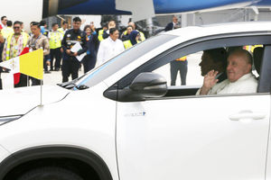 Kedatangan Paus Di Bandara Soeta - Panji 6.jpg