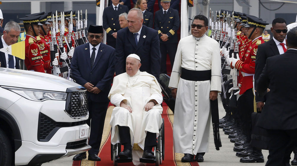 Kedatangan Paus Di Bandara Soeta - Panji 4.jpg