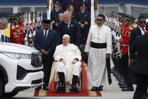 Kedatangan Paus Di Bandara Soeta - Panji 4.jpg