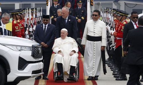 Paus Fransiskus didampingi Menteri Agama Yaqut Cholil Qoumas dan Staf Dikasteri untuk Dialog Antar-Agama Takhta Suci Vatikan Romo Markus Solo Kewuta turun dari pesawat setibanya dari Vatikan di Bandara Internasional Soekarno Hatta, Tangerang. Pemimpin Takhta Suci Vatikan tersebut dijadwalkan melakukan kunjungan pada 4-5 September 2024 ke sejumlah tempat di Jakarta, seperti Istana Negara, Gereja Katedral, Masjid Istiqlal, dan Stadion Utama Gelora Bung Karno. Jakarta 3 September 2024. Foto : Panji Asmoro/TrenAsia