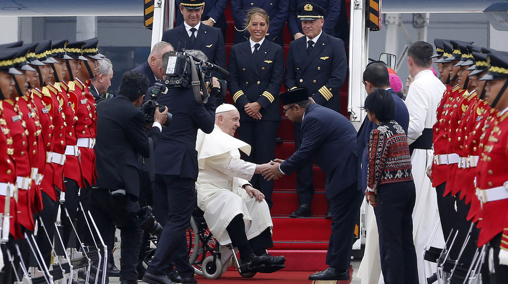 Kedatangan Paus Di Bandara Soeta - Panji 1.jpg