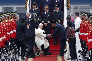 Kedatangan Paus Di Bandara Soeta - Panji 1.jpg