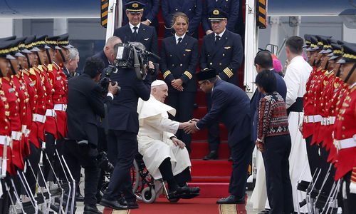 Kedatangan Paus Di Bandara Soeta - Panji 1.jpg