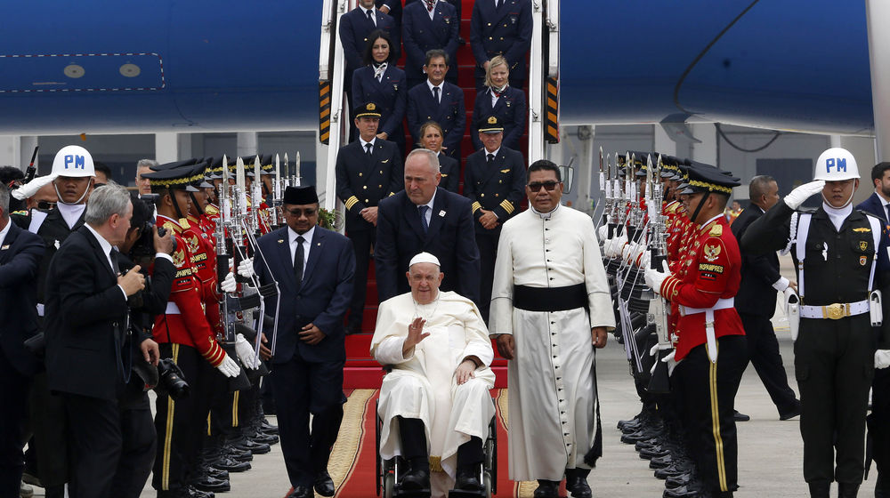 Kedatangan Paus Di Bandara Soeta - Panji 2.jpg