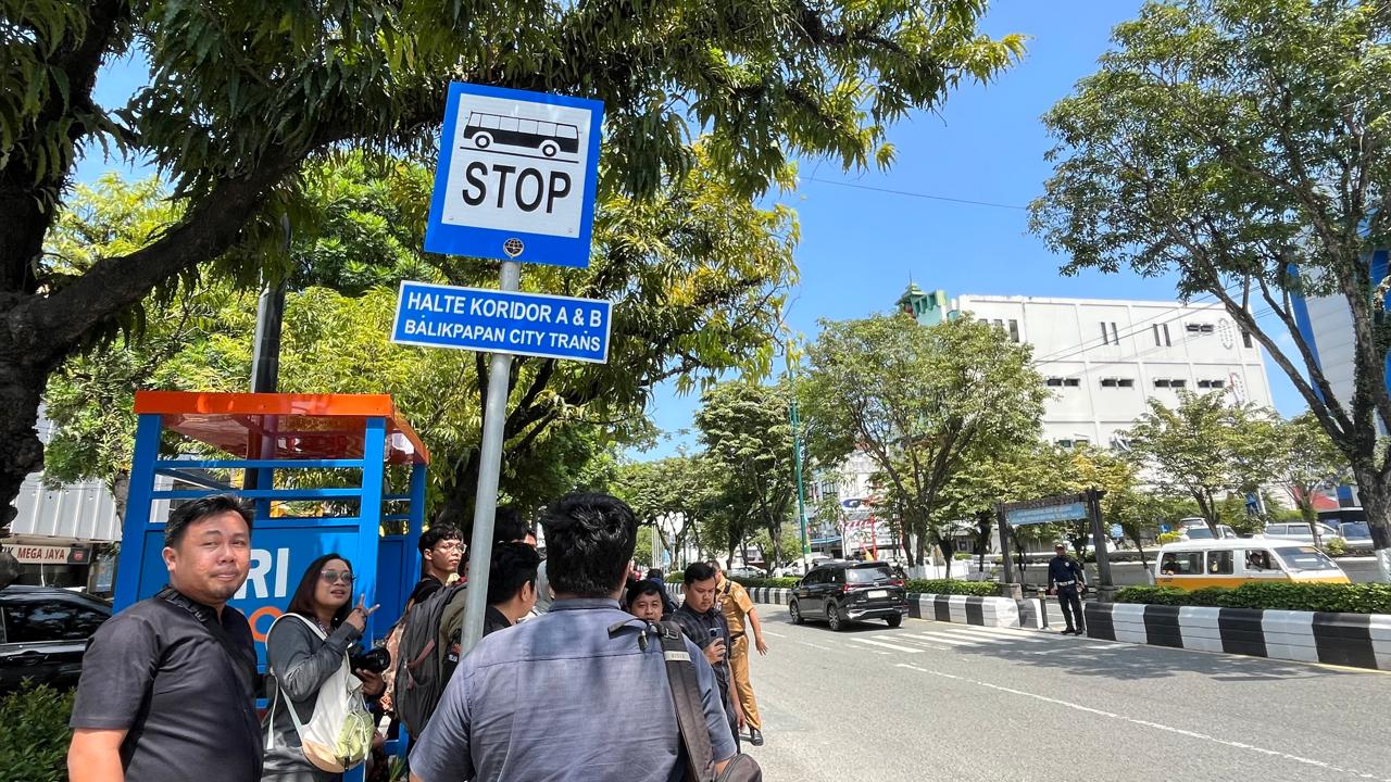 Warga Balikpapan menunggu Balikpapan City Trans di Koridor bus