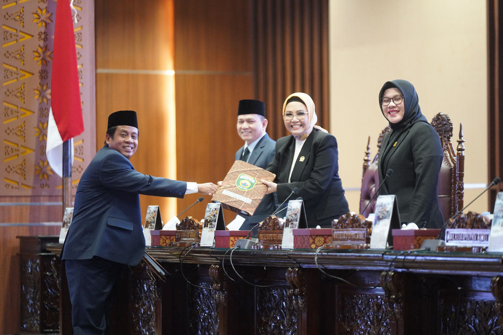 Ketua DPRD Provinsi Sumsel, Hj. RA, Anita Noeringhati, SH, MH, didampingi oleh Wakil Ketua DPRD Provinsi Sumsel, Hj.Kartika Sandra Desi, SH, MM dan dihadiri Pj. Gubernur Sumsel Elen Setiadi, SH, M.S.E ketika menerima Laporan Pembahasan Badan Anggaran perubahan APBD Tahun Anggaran 2024 pada Rapat Paripurna LXXXVIII (88) DPRD Provinsi Sumatera Selatan di Palembang, Selasa (3/9)