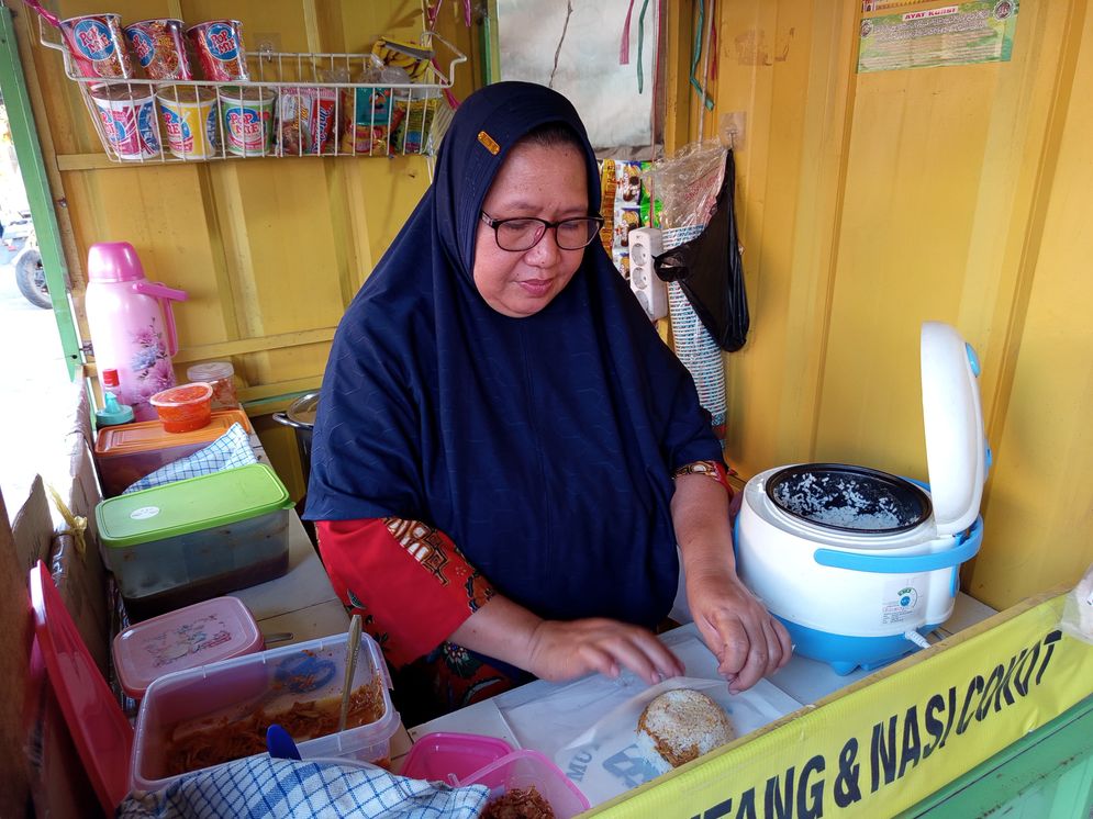 Kuliner Palembang: Nasi Cokot di Jalan Abusamah Murah, Enak, dan Praktis!