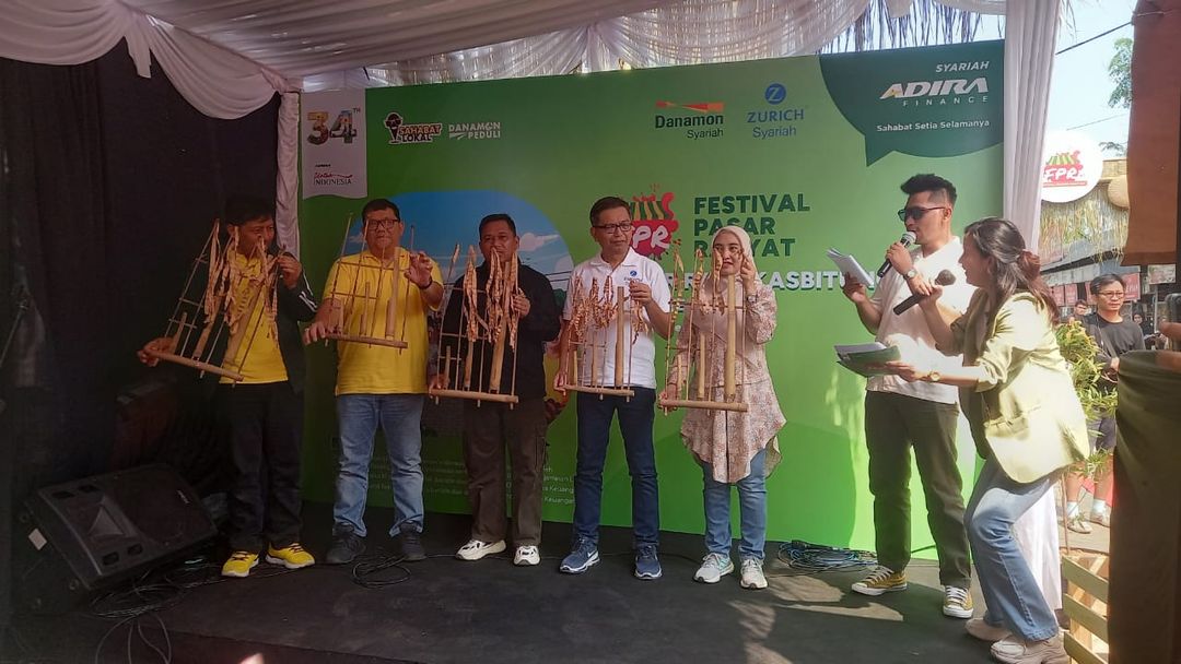 Pembukaan Festival Pasar Rakyat 2024 yang diselenggarakan Adira Finance Syariah, Danamon Syariah, dan Zurich Syariah di Pasar Rangkasbitung, Lebak, Sabtu, 7 September 2024.