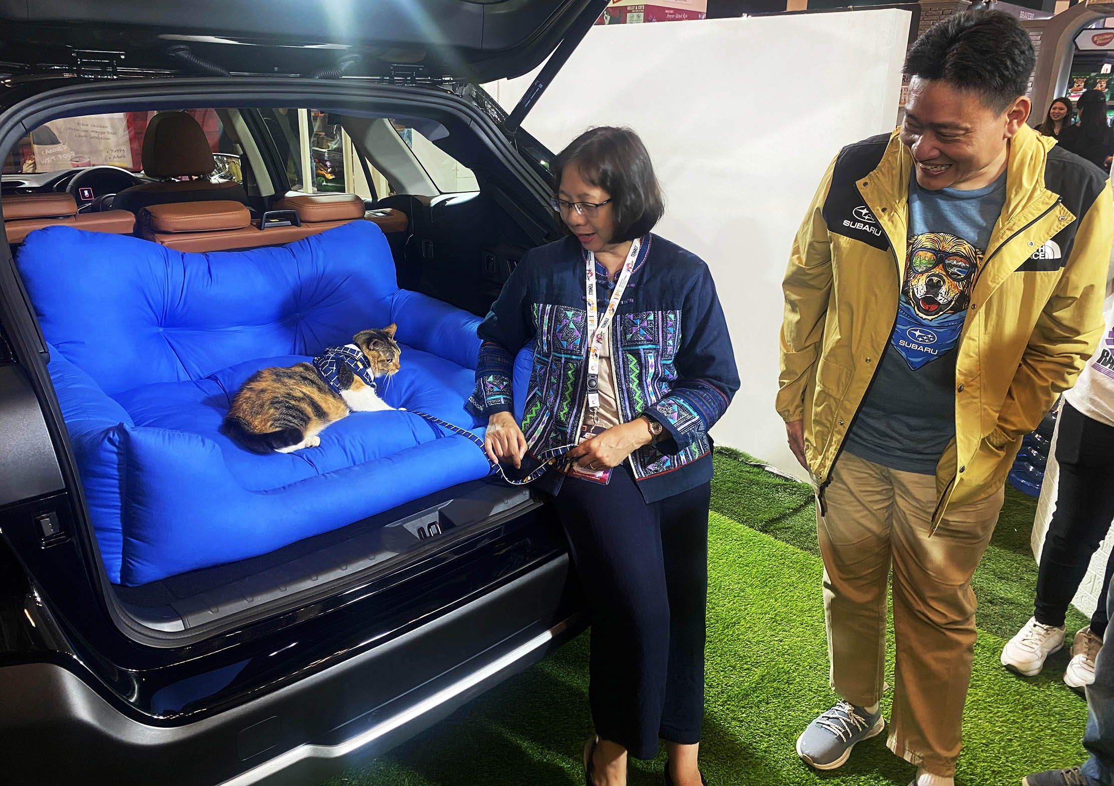 CEO Subaru Indonesia Arie Christopher bersama drh Rajanti saat melihat aksi Subi kucing peliharaan Plaza Subaru disela talkshow yang mengusung tema "Subaru Peduli Hewan" dalam acara Indonesia International Pet Expo (IIPE) 2024 di Hall 7, ICE BSD Tangerang, Sabtu 8 September 2024. Foto : Panji Asmoro/TrenAsia