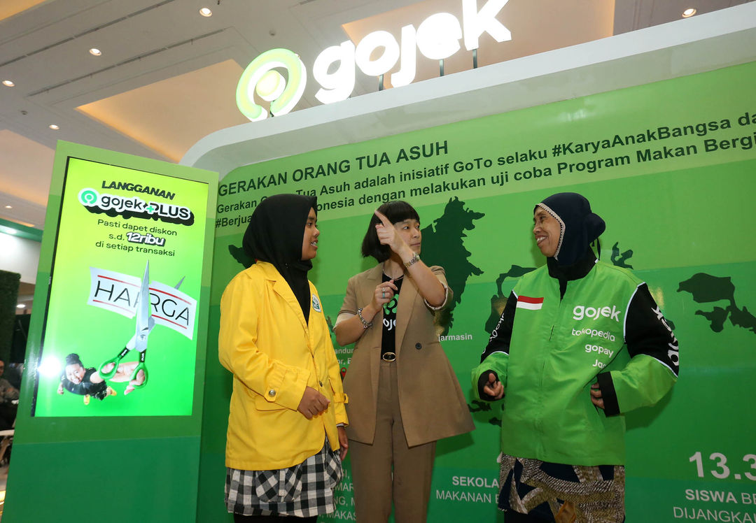 Presiden Gojek, Unit Bisnis On-Demand Services GoTo Catherine Hindra Sutjahyo  bersama mitra driver Suparti, dan penerima Beasiswa Gojek Jassinta usai diskusi Hub Talks di acara Hub Space 2024 dalam rangka peringatan Hari Perhubungan Nasionaldi JIExpo Kemayoran Sabtu 8 September 2024. Foto : Panji Asmoro/TrenAsia