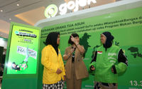 Presiden Gojek, Unit Bisnis On-Demand Services GoTo Catherine Hindra Sutjahyo  bersama mitra driver Suparti, dan penerima Beasiswa Gojek Jassinta usai diskusi Hub Talks di acara Hub Space 2024 dalam rangka peringatan Hari Perhubungan Nasionaldi JIExpo Kemayoran Sabtu 8 September 2024. Foto : Panji Asmoro/TrenAsia