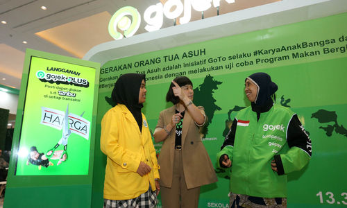 Presiden Gojek, Unit Bisnis On-Demand Services GoTo Catherine Hindra Sutjahyo  bersama mitra driver Suparti, dan penerima Beasiswa Gojek Jassinta usai diskusi Hub Talks di acara Hub Space 2024 dalam rangka peringatan Hari Perhubungan Nasionaldi JIExpo Kemayoran Sabtu 8 September 2024. Foto : Panji Asmoro/TrenAsia