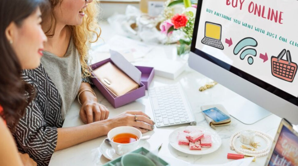 Ilustasi wanita belanja online di e-commerce.
