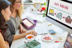 Ilustasi wanita belanja online di e-commerce.