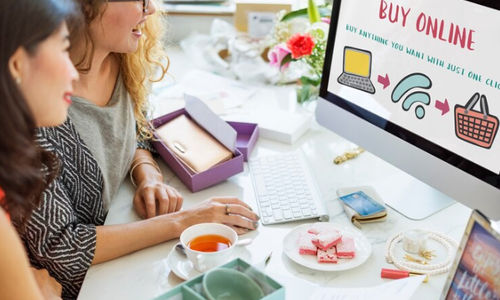 Ilustasi wanita belanja online di e-commerce.