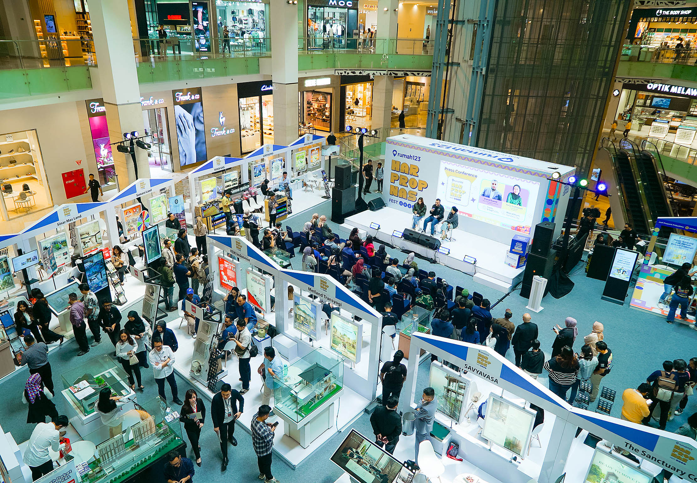 Suasana pembukaan Hari Properti Nasional Festival (HARPROPNAS FEST) 2024 dengan tema "Rumah untuk Semua di Main Atrium Gandaria City, Jakarta 10 September 2024. Foto : Panji Asmoro/TrenAsia 