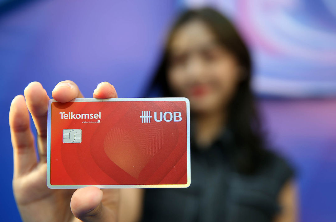 Model menunjukkan kartu saat peluncuran UOB Telkomsel Card di Jakarta, 10 September 2024. Foto : Panji Asmoro/TrenAsia