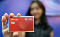 Model menunjukkan kartu saat peluncuran UOB Telkomsel Card di Jakarta, 10 September 2024. Foto : Panji Asmoro/TrenAsia