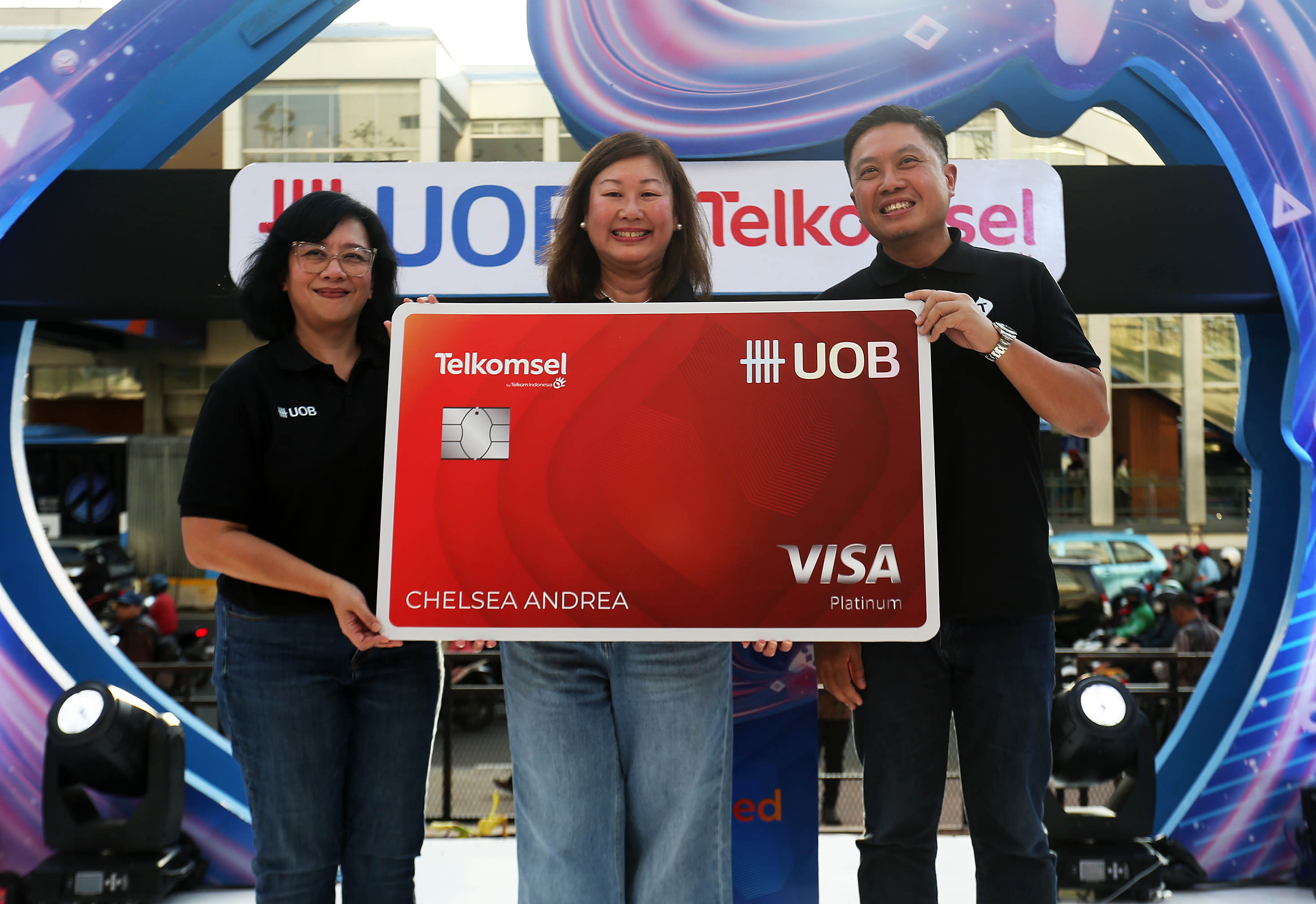 Consumer Banking Director UOB Indonesia Cristina Teh Tan - Chief Marketing Officer Telkomsel Derrick Heng  dan Country Manager VISA Vira Widiyasari saat peluncuran UOB Telkomsel Card di Jakarta, 10 September 2024. Foto : Panji Asmoro/TrenAsia