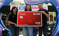 Consumer Banking Director UOB Indonesia Cristina Teh Tan - Chief Marketing Officer Telkomsel Derrick Heng  dan Country Manager VISA Vira Widiyasari saat peluncuran UOB Telkomsel Card di Jakarta, 10 September 2024. Foto : Panji Asmoro/TrenAsia