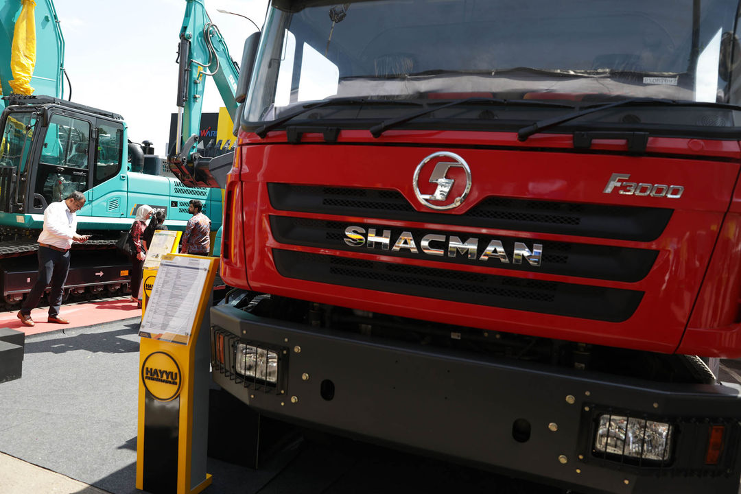 Nampak pengunjung mengamati produk unggulan yang dipamerkan Hayyu Pratama Dealer mbukaan dalam Mining Expo 2024 di JIExpo Kemayoran, Rabu 11 September 2024. Foto : Panji Asmoro/TrenAsia