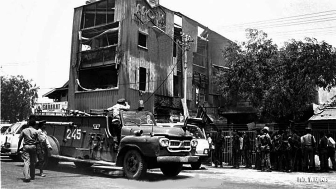 Bangunan yang terbakar usai peristiwa Tanjung Priok 12 September 1984. (Wikipedia)