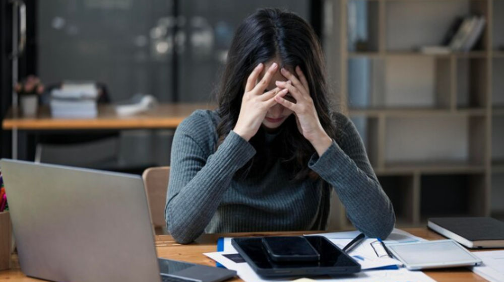 Ilustrasi wanita ngantuk saat bekerja.