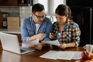 Ilustrasi orang membuat anggaran.