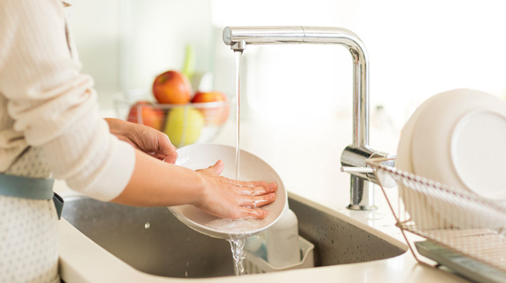 Ilustrasi mencuci piring.