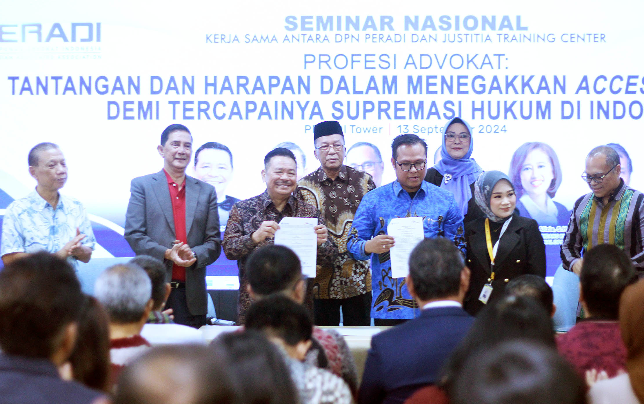 Ketua Umum Perhimpunan Advokat Indonesia (PERADI) Prof. Dr. Otto Hasibuan, S.H, M.M (ketiga kiri) bersama Presiden Direktur Justitia Training Center Andriansyah Tiawarman K, S.H, M.H (tiga kanan) menunjukkan dokumen Perjanjian Kerjasama antara PERADI dan Justitia Training Center di Peradi Tower, Jakarta, Jumat 13 September 2024. Foto : Panji Asmoro/TrenAsia