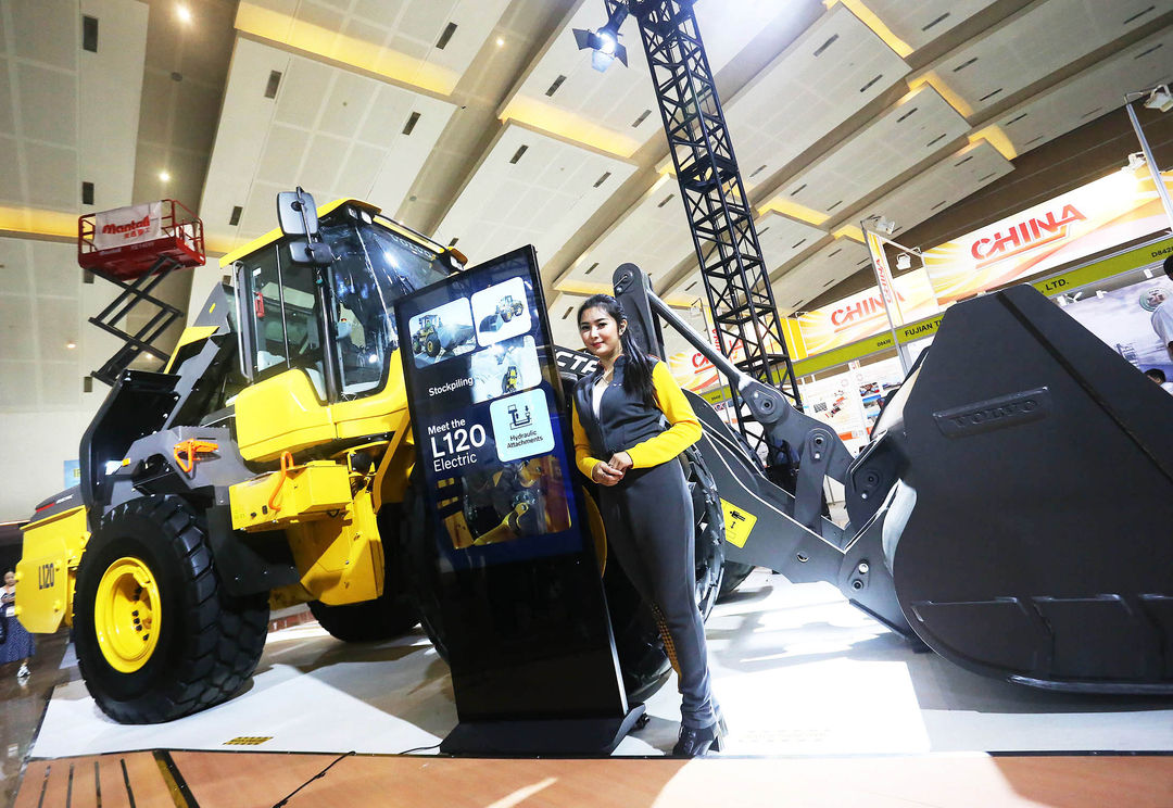 Model menunjukkan wheel loader L120 Electric saat peluncuran dalam Indonesia Energy & Engineering (IEE) Series 2024 di JIExpo Kemayoran. Volvo Construction Equipement (Volvo CE) memperkenalkan mesin elektrik terbesarnya yaitu wheel loader L120 Electric sekaligus menjadi mesin elektrik ketiganya yang diperkenalkan di pasar Indonesia. Sabtu 14 September 2024. Foto : Panji Asmoro/TrenAsia