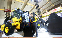 Model menunjukkan wheel loader L120 Electric saat peluncuran dalam Indonesia Energy & Engineering (IEE) Series 2024 di JIExpo Kemayoran. Volvo Construction Equipement (Volvo CE) memperkenalkan mesin elektrik terbesarnya yaitu wheel loader L120 Electric sekaligus menjadi mesin elektrik ketiganya yang diperkenalkan di pasar Indonesia. Sabtu 14 September 2024. Foto : Panji Asmoro/TrenAsia