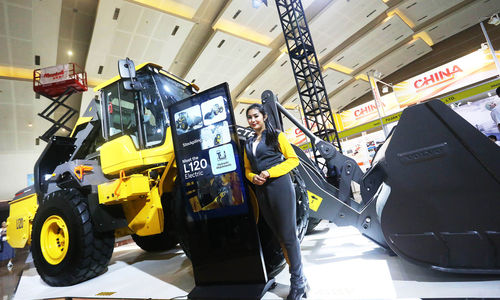 Model menunjukkan wheel loader L120 Electric saat peluncuran dalam Indonesia Energy & Engineering (IEE) Series 2024 di JIExpo Kemayoran. Volvo Construction Equipement (Volvo CE) memperkenalkan mesin elektrik terbesarnya yaitu wheel loader L120 Electric sekaligus menjadi mesin elektrik ketiganya yang diperkenalkan di pasar Indonesia. Sabtu 14 September 2024. Foto : Panji Asmoro/TrenAsia