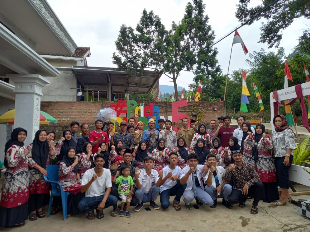 Rayakan HUT Desa Sungai Langka,  Karang Taruna Dusun 5 Gotong Royong Bersihkan Lingkungan