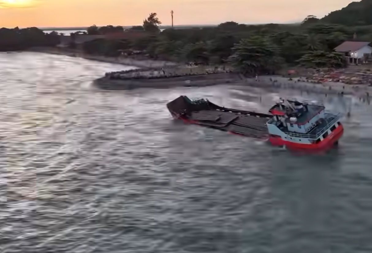 LCT Hamota kandas di Pantai Kilang Mandiri Pertamina. 