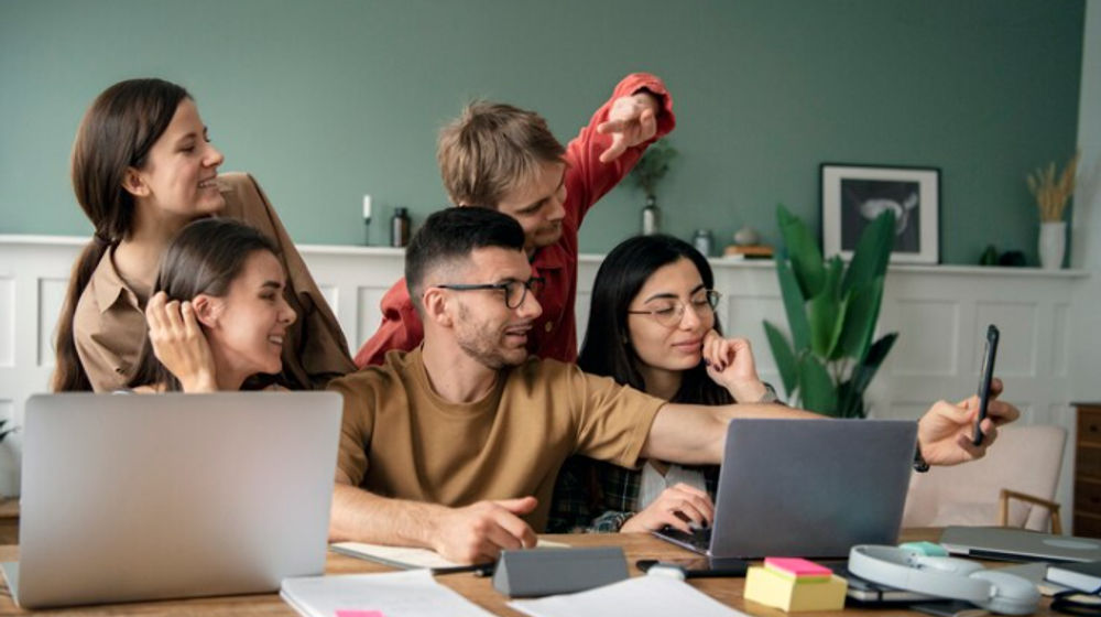 Ilustrasi Gen Z di tempat kerja.