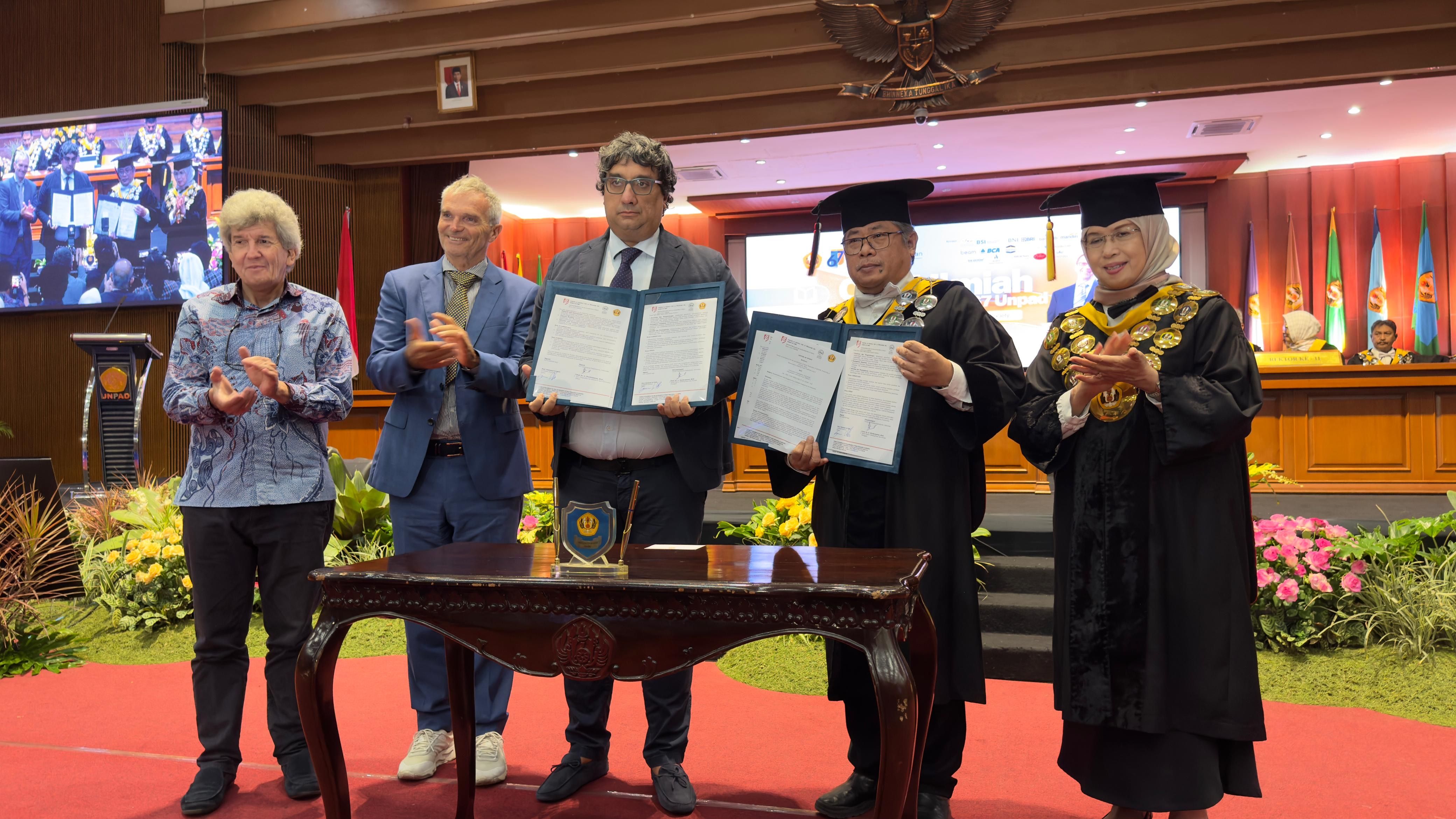 Kolaborasi internasional Universitas Padjadjaran dan Universitas Catania, Italia, dalam mengembangkan kajian ilmiah berbasis pengurangan bahaya (harm reduction) diwujudkan melalui peluncuran Center for Harm Reduction Research. Penandatanganan nota kesepahaman kedua perguruan tinggi tersebut bersamaan dengan seremoni Dies Natalis Ke-67 Universitas Padjadjaran pada Rabu, 11 September 2024, di Bandung, Jawa Barat.