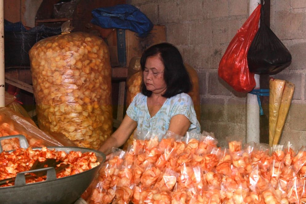 Potret warga Ganjar Asri melakukan proses packaging keripik singkong yang siap didistribusikan ke berbagai daerah di Provinsi Lampung.