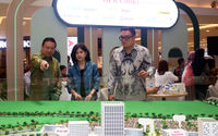 Chief Operation Officer Kota Podomoro Tenjo Puspalily Tanusatrio (tengah), didampingi Chief Marketing Officer Kota Podomoro Tenjo Zaldy Wihardja (kiri), dan Head of Marketing Kota Podomoro Tenjo Rubby Agustianto (kanan) melihat salah satu maket di area pameran properti Kota Podomoro Tenjo yang berlangsung di Central Park Mall, Jakarta Selasa 17 September 2024. Foto : Panji Asmoro/TrenAsia