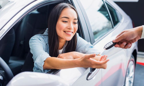 Ilustrasi orang melakukan test drive mobil baru. 
